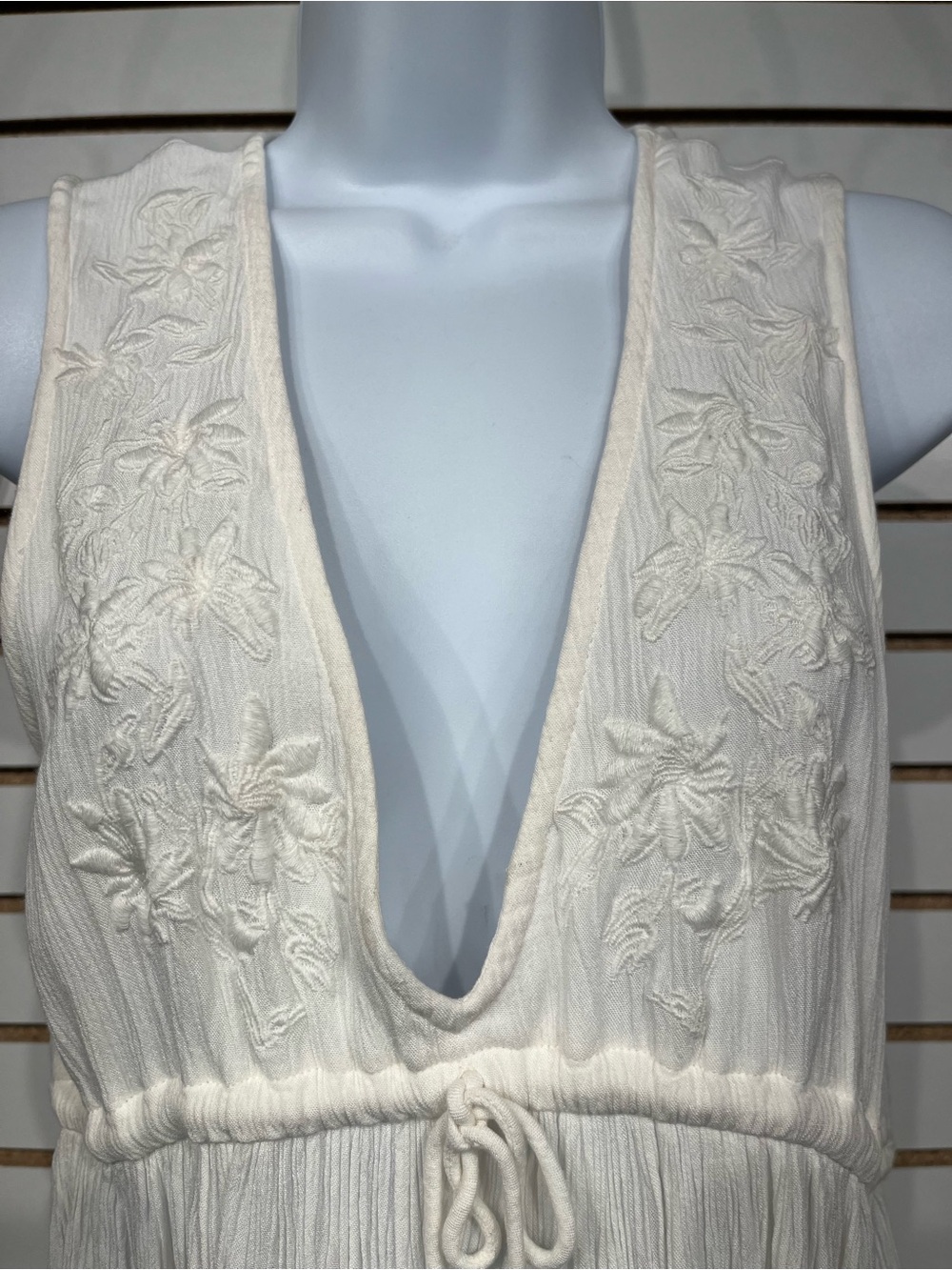 Ripcurl embroidered top size medium - Picture 2 of 9